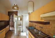 Sanierungsbedürfitg - 4-Zimmer-Altbau in der Neustiftgasse