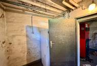 Sanierungsbedürftiges Haus mit großem Grundstück und Nebengebäude in ländlicher Umgebung