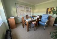 Haus in Grünruhelage mit offener Terrasse, Balkon und Garage