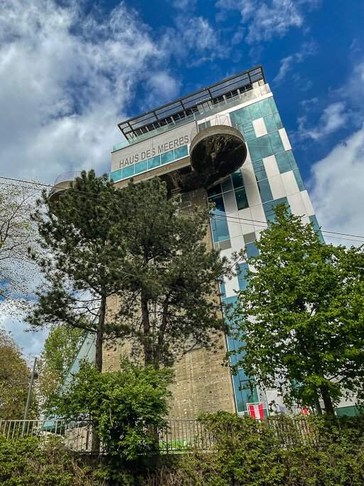 Großzügige Altbauwohnung mit kleinem Balkon in repräsentativen Stilaltbau