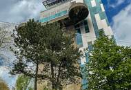 Großzügige Altbauwohnung mit kleinem Balkon in repräsentativen Stilaltbau