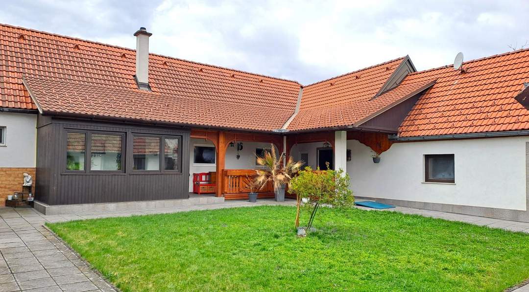 renovierter Vierkanthof mit großem Obstgarten