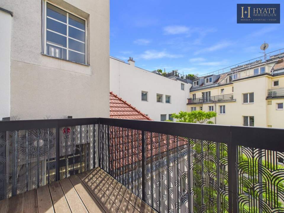 Hochwertig renovierte Dachgeschosswohnung mit Terrasse