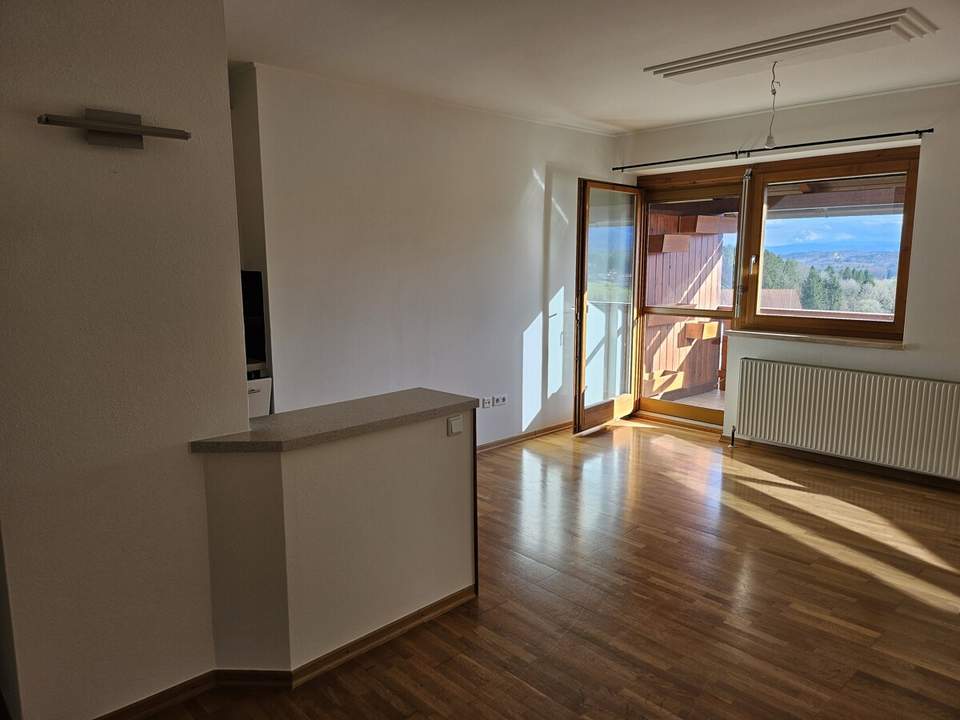 Neu sanierte 3-Zimmer Wohnung mit Küche und Balkon!