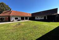 Ehemaliger Bauernhof, Bauernhaus mit Nebengebäuden am Stadtrand.