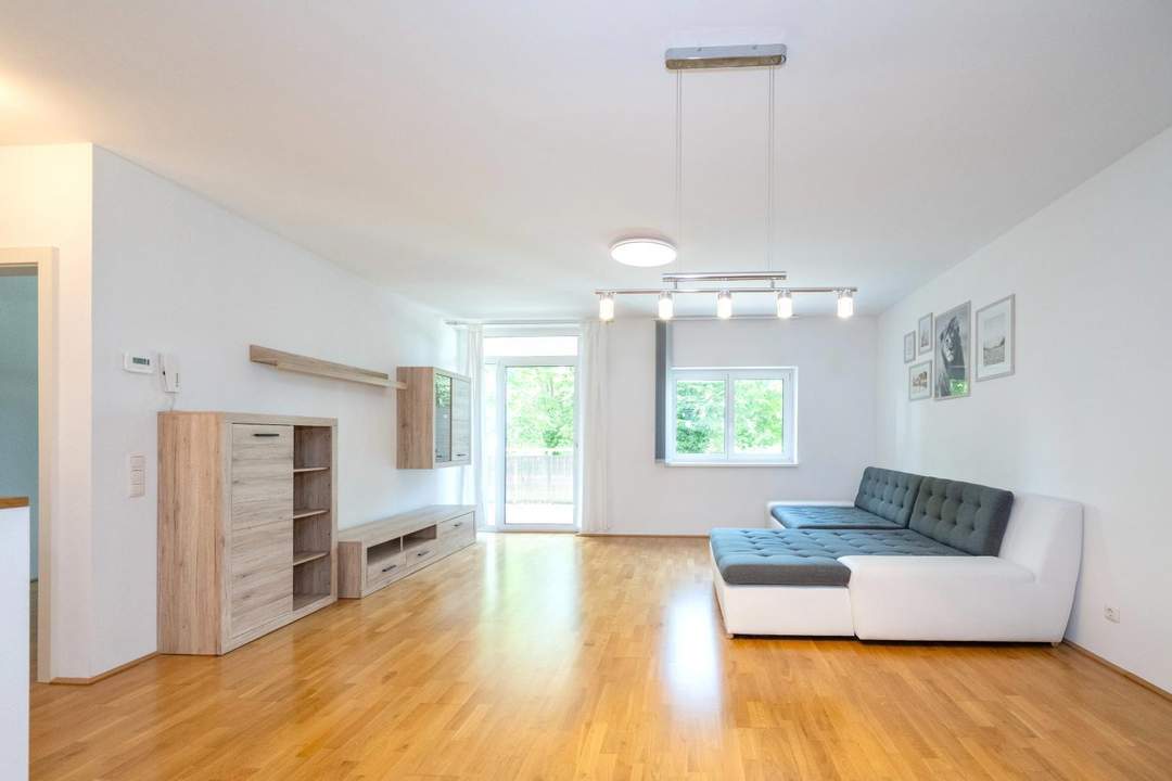 WOHNEN AM FLUSS – 93m² WOHNFLÄCHE – SOFORT VERFÜGBAR! Exklusives Wohnen über zwei Etagen mit Terrasse und Parkplatz in grüner/ruhiger Stadtlage!