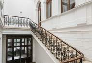 Herrschaftliche Wohnung in historischer Villa | über 440m² Garten & möglicher Infinity Pool | ca. 4,40 m Raumhöhe | sanierungsbedürftig | U-Bahnnähe