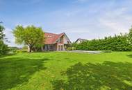 WILHERING: Perfekt aufgeteiltes Wohnhaus mit XL- Garage, Pool auf einem hervorragenden Grundstück mit ca. 1.069m²