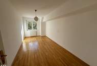 Top sanierte DG-Wohnung mit Balkon / nur 3 Wohneinheiten im Haus