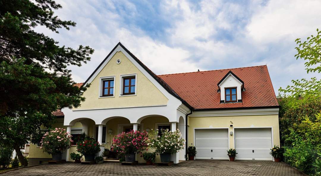 Außergewöhnlich großzügiges Wohnhaus mit Pool in absoluter Best- und Ruhelage