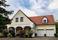 Außergewöhnlich großzügiges Wohnhaus mit Pool in absoluter Best- und Ruhelage