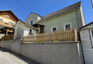 Kleines Markthaus mit Carport und kleinem Garten