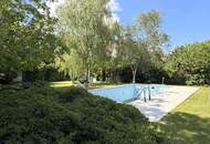 Eine Villa mit Wohnkultur, parkähnlichem Garten und Pool // A Villa of Distinction with Park-Like Garden and Pool //