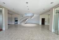 Exklusiver und freistehender Firmenstandort mit Büro, Lager und Stellplätzen zu mieten.