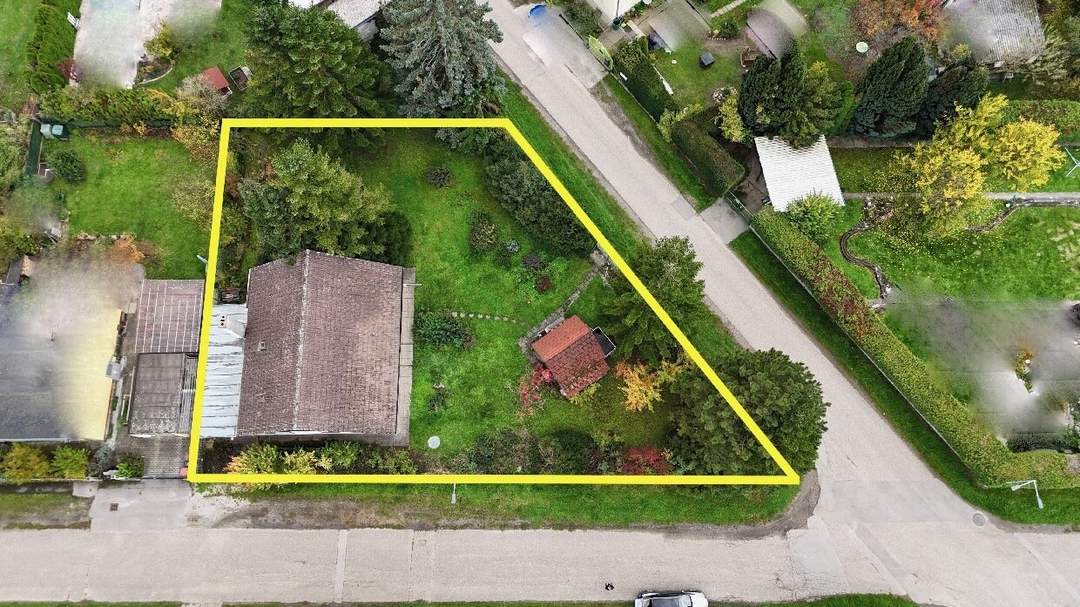 Großzügiges Eckgrundstück in familienfreundlicher Wohngegend - mit bestehendem Gebäude - viel Potenzial !