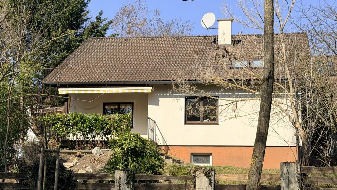 Traumhafte Grünruhelage in einer Sackgasse: Voll unterkellertes Familienhaus mit Carports