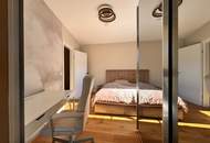 Luxury Living in Wiener Neustadt! Hochwertig möblierte 3-Zimmer-Wohnung zwischen Bahnhof und Innenstadt | Sofort bezugsfertig | Freier Grünblick | Große Glasfronten, Balkon &amp; Loggia | Tiefgaragenplatz