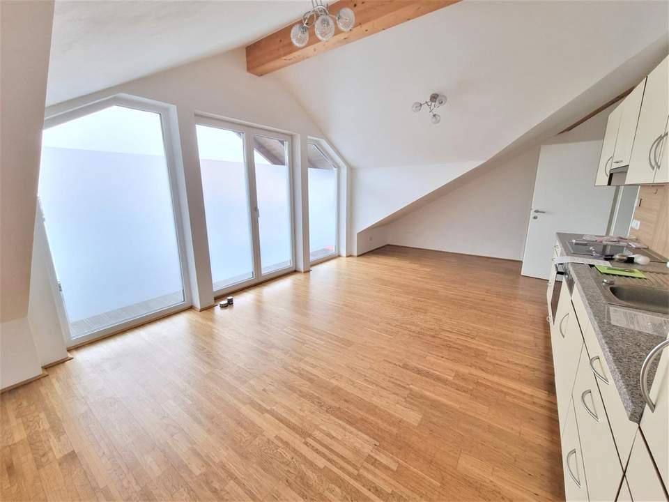 Ideal für Singles oder Paare – neuwertige Mansardenwohnung mit Balkon und Carport