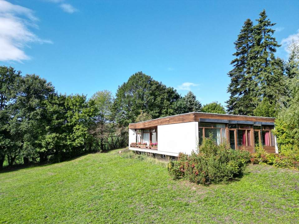 ARCHITEKTUR TRIFFT NATUR - BUNGALOW MITTEN IN DER NATUR UND GUTER INFRASTRUKUR