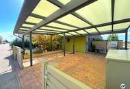 Passivhaus mit beheiztem Pool, Dachterrasse und separater Ordination – unverbaubarer Grünblick