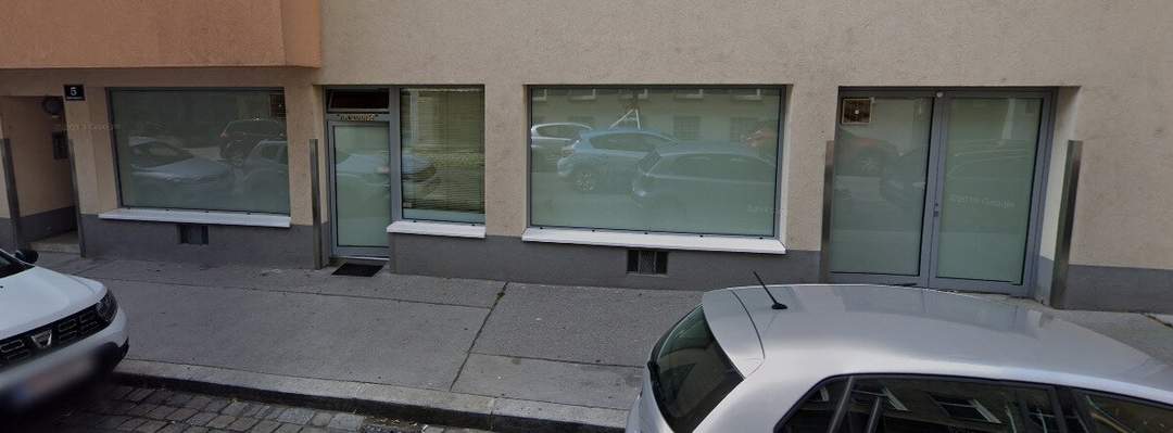 Rendite ca. 5,85% ! Wohnungseigentumspaket mit 3 Geschäftslokalen!