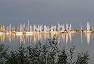 Bootshaus mit Garage, Kran, Wohnflächen und Terrassen mitten am See