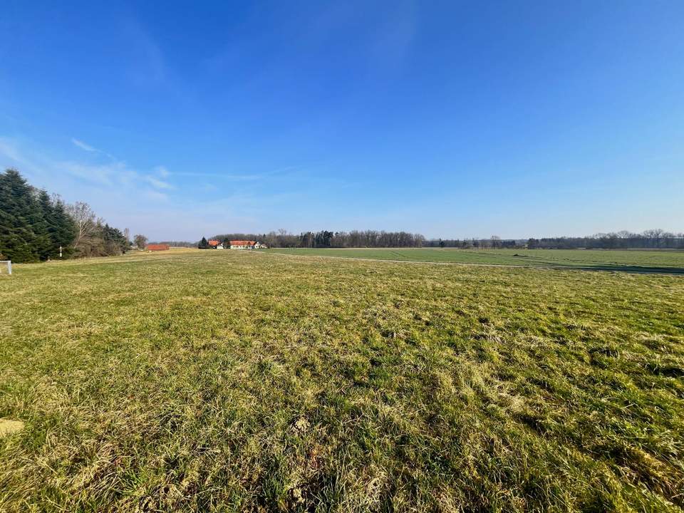 Leistbares, ebenes, sonniges Baugrundstück mit guter Anbindung!