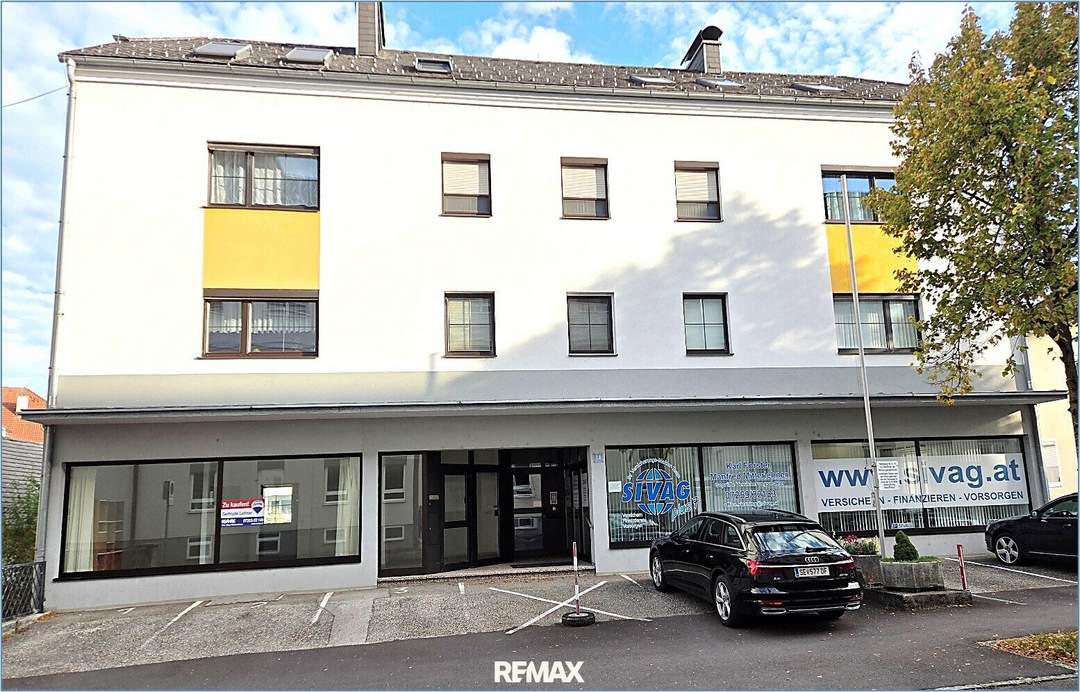 Büro, Praxis, Atelier, Studio, Verkaufsfläche oder Dienstleistungsbetrieb mit 2 eigenen PKW-Abstellplätzen im Ortszentrum von Sierning!