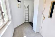 Stark reduziert - Stylischer Wohntraum im Dachgeschoss! Frisch saniert + Ruhelage + Traumhaftes Altbauhaus + Hofseitige Terrasse + U-Bahn ums Eck + Beste Infrastruktur und Anbindung!