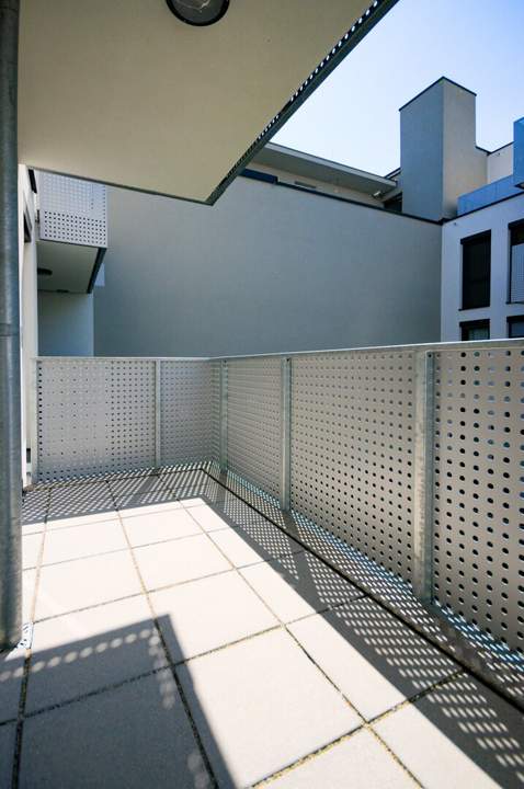 BALKONWOHNUNG IM INNENHOF - 2-ZIMMER IM ERSTBEZUG