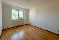 Helle Dachgeschosswohnung mit 3 Schlafzimmern, Kamin & Dachterrasse