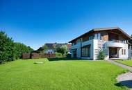 Exklusivität und Privatsphäre pur auf 2.610 m2 Grundfläche! Von der Terrasse in den Schwimmteich.