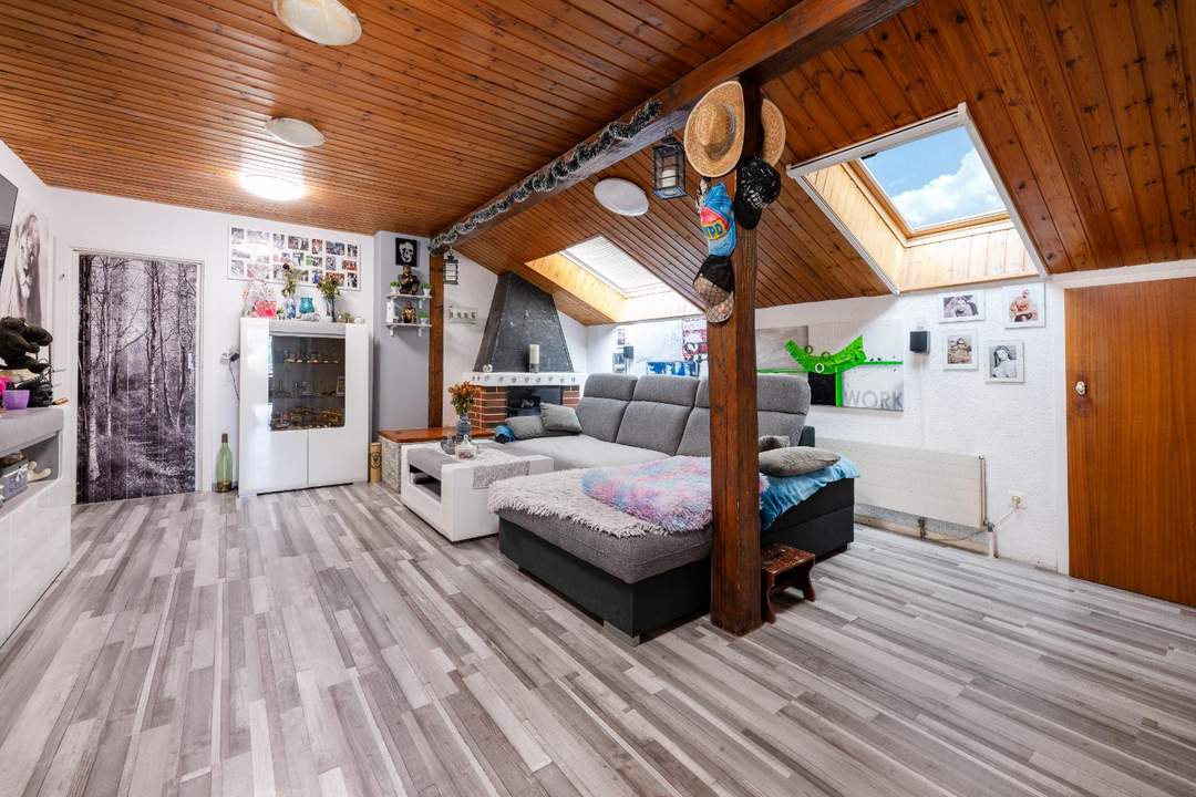 Moderne 3 Zimmer-Dachgeschoss-Wohnung mit Balkon