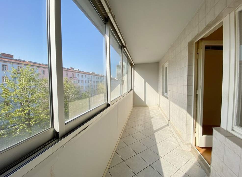3 ZIMMER Wohnung mit LOGGIA zu SANIEREN!