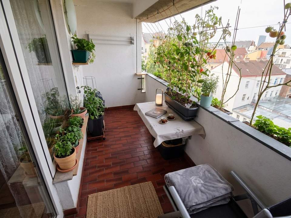 Renovierungsbedürftige 2-3 Zimmer-Wohnung in Schönbrunn Nähe mit Loggia & PKW Stellplatz