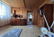 Sanierungsbedürftiges, preiswertes Einfamilienhaus mit Nebengebäuden