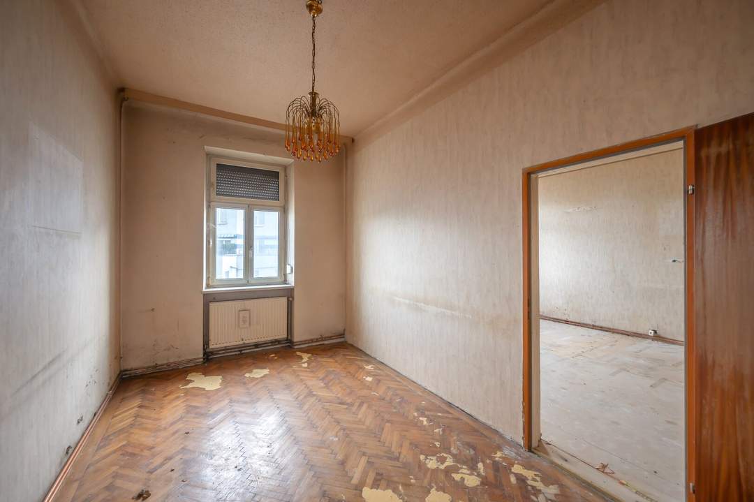 ++KLNB121++ Renovation Opportunity: Well-Located 1-Room Apartment with Airbnb Potential