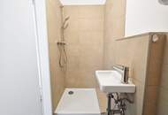 Produktionsfläche mit Büro bzw. Ausstellungsräume | ebenerdige Einfahrt durch drei Sektionaltore | Parkplätze & Luftwärmepumpe