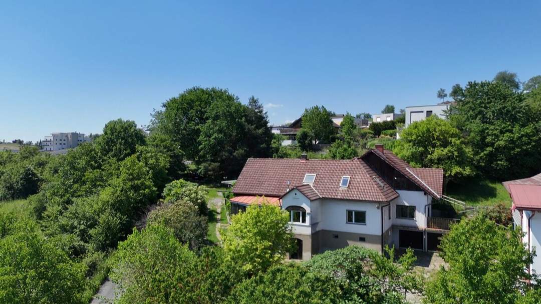 Haus mit ca. 275 m² Wohnfläche, ca. 2.200 m² Grund – ideal für Großfamilien, sanierungsbedürftig!