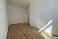 BACKSTEINBAU MIT HAUSCHARAKTER FRISCH SANIERTE 4-ZIMMER FAMILIENWOHNUNG, SOFORT BEZUGSFERTIG