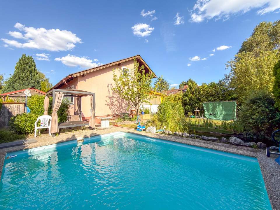 Gepflegtes Einfamilienhaus mit Pool in ruhiger Grünlage