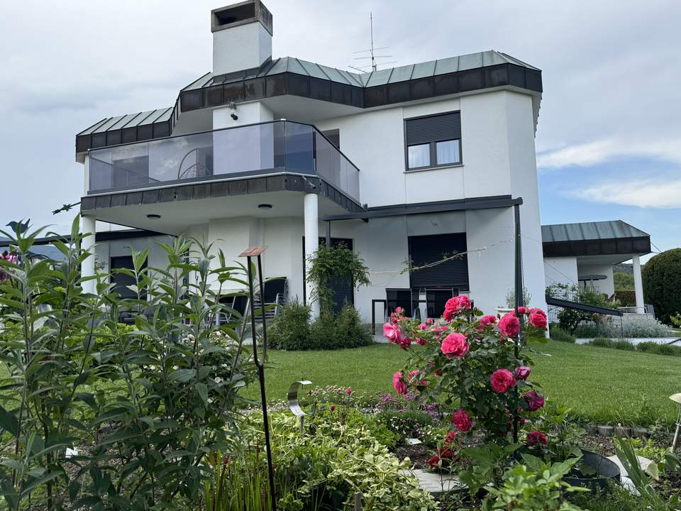 Moderne Villa in Ruhelage mit Ordination oder Büro!