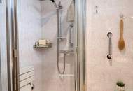 Grünruhelage, alles auf einer Ebene, mit Pool und Garage