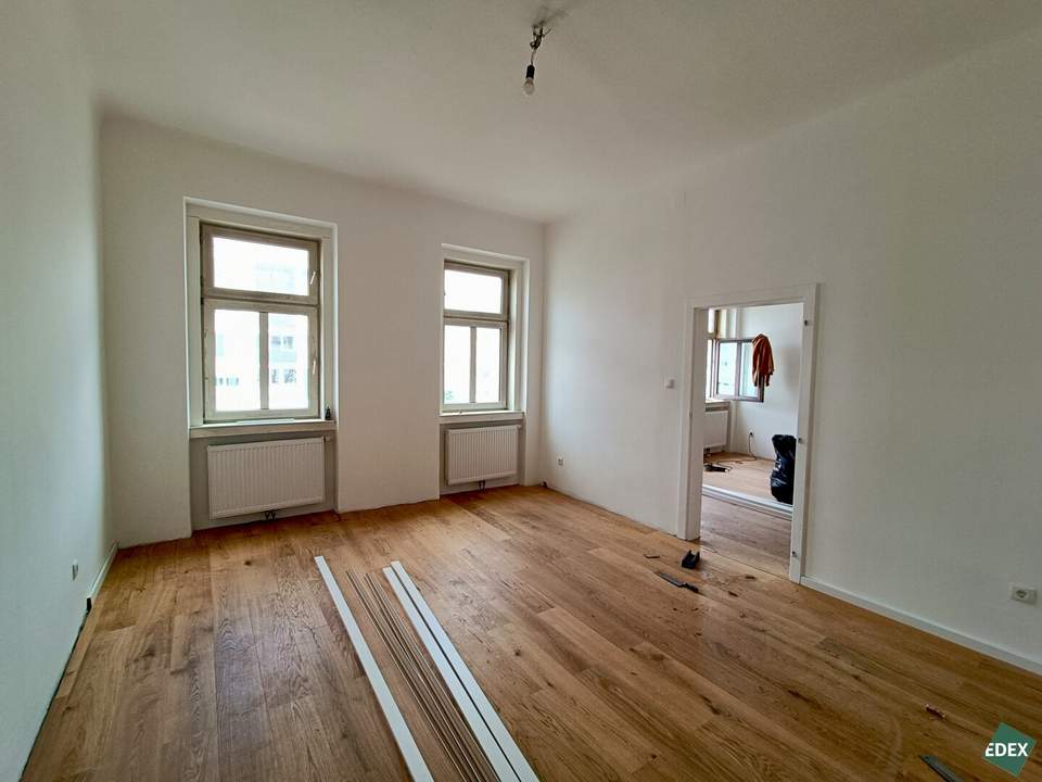 Erstbezug nach Sanierung: Helle 2,5-Zimmer-Altbau-Wohnung mit Balkonmöglichkeit