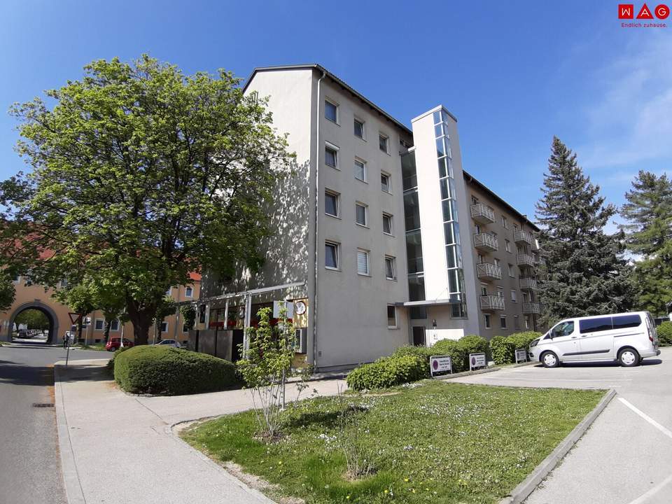 Sanierte Familienwohnung vereint höchsten Wohnkomfort mit einer entspannten Grünlage und herrlichem Ausblick! Freuen Sie sich auf ein durchdachtes, flexibles Raumkonzept – perfekt für modernes Wohnen. Jetzt dank KI-Visualisierung realitätsnah erleben!