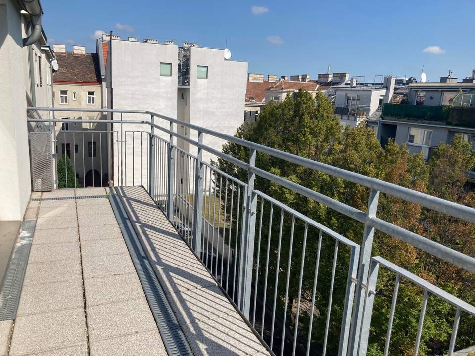 Sonniges 4-Zimmer DG mit Loggia, Terrasse und inkl.Tiefgaragenplatz in Ottakring!