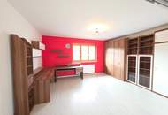 Gediegenes Stockhaus in grüner Umgebung