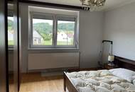 Großzügiger rundum eingezäunter Bungalow in ruhiger und sonniger Ortsrandlage