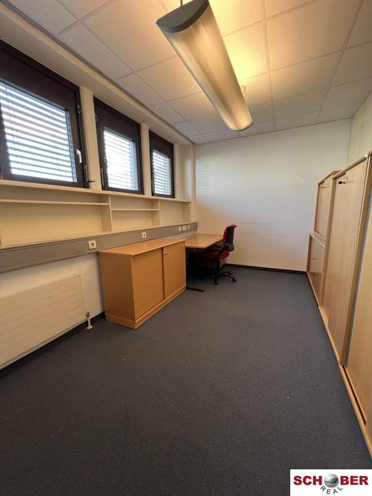 Möbliertes Büro / 1 Zimmer / PKW-Stellplatz möglich