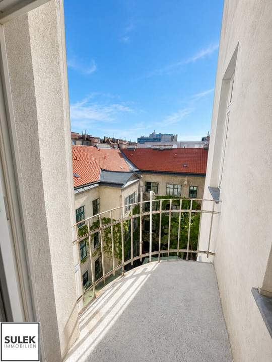 Großzügige 4-Zimmer-Altbauwohnung mit Balkon, Fischgrätparkett & Entwicklungspotenzial nahe Taubstummengasse